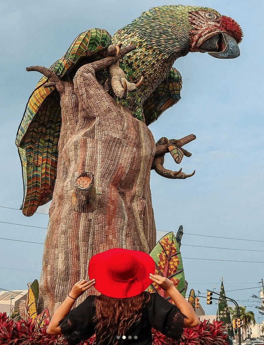 Estatua de Mosaicos Loro